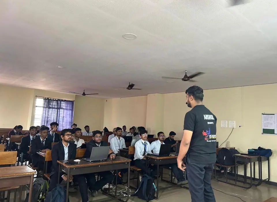Anshul teaching ethical hacking in classroom